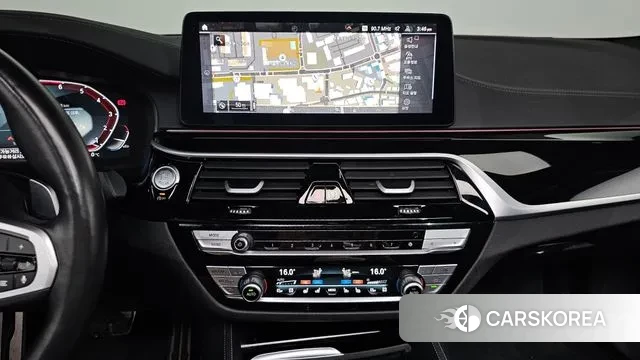 BMW 5 Series (G30) 2023 Серебристо-серый из Кореи, фото 5