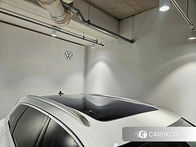 Volkswagen Touareg 3rd generation 2024 Белый из Кореи, фото 5
