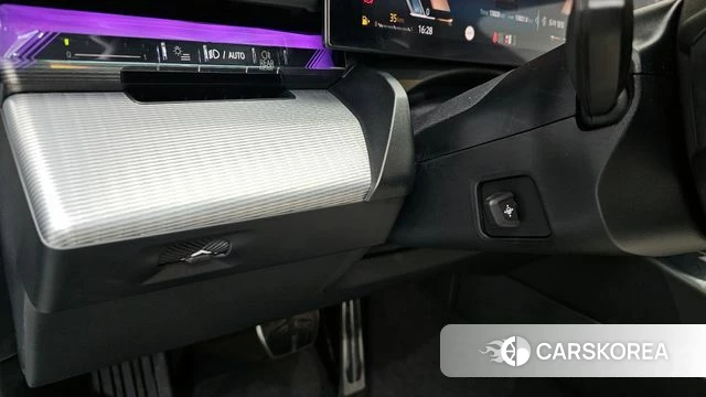 BMW 5 Series (G60) 2025 Серебристо-серый из Кореи, фото 5