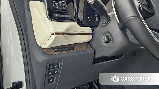 Lexus LM Second Generation 2025 Белый из Кореи, фото 5