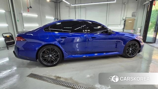 BMW M5 (G90) 2025 Синий из Кореи, фото 5
