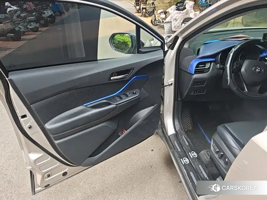Toyota C-HR 2023 Silver/gray из Китая, фото 5