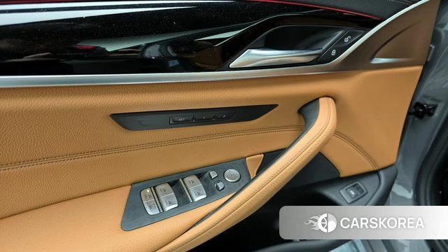 BMW 5 Series (G30) 2022 Серебристо-серый из Кореи, фото 5