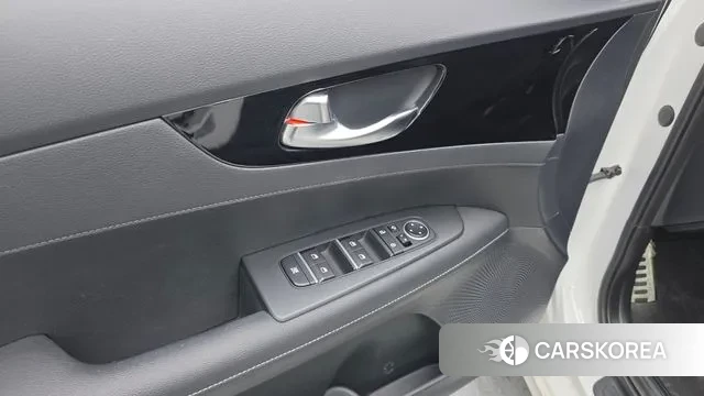 Kia The New K3 2nd generation 2023 Белый из Кореи, фото 5