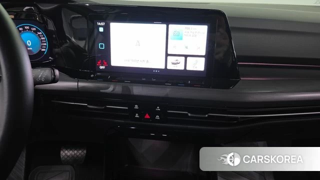 Volkswagen Golf 8th Generation 2023 Белый из Кореи, фото 5