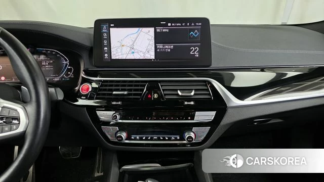 BMW 5 Series (G30) 2021 Белый из Кореи, фото 5