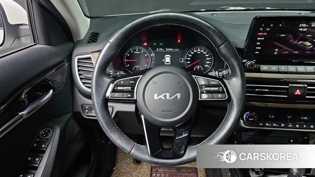 Kia Seltos 2022 Белый из Кореи, фото 5