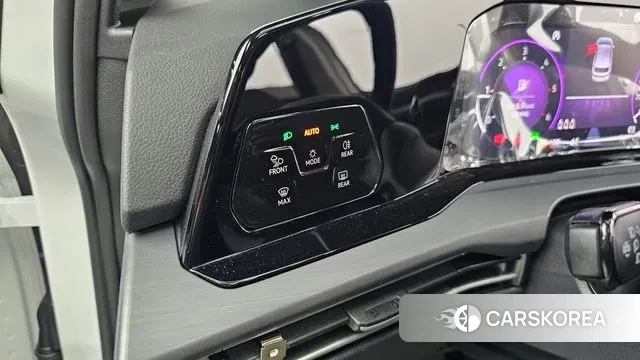 Volkswagen Golf 8th Generation 2023 Белый из Кореи, фото 5