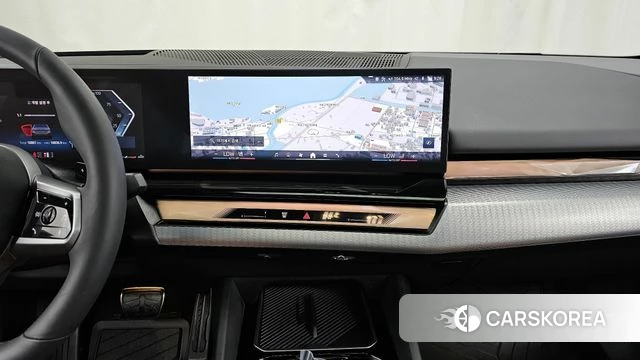 BMW 5 Series (G60) 2025 Серебристо-серый из Кореи, фото 5