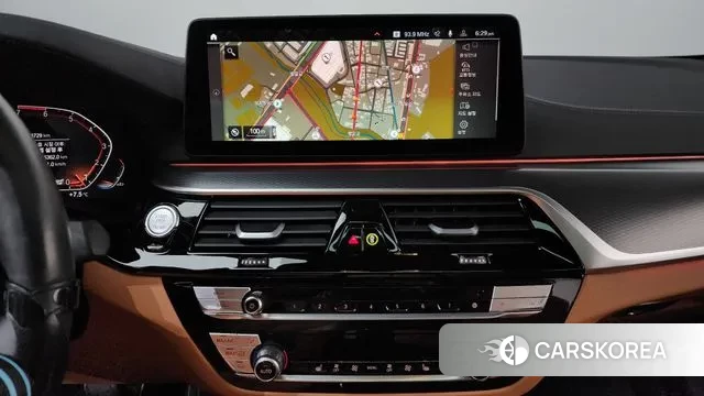 BMW 5 Series (G30) 2023 Серебристо-серый из Кореи, фото 5