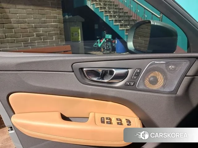 Volvo XC60 second Generation 2019 Светло-серебряный цвет из Кореи, фото 5