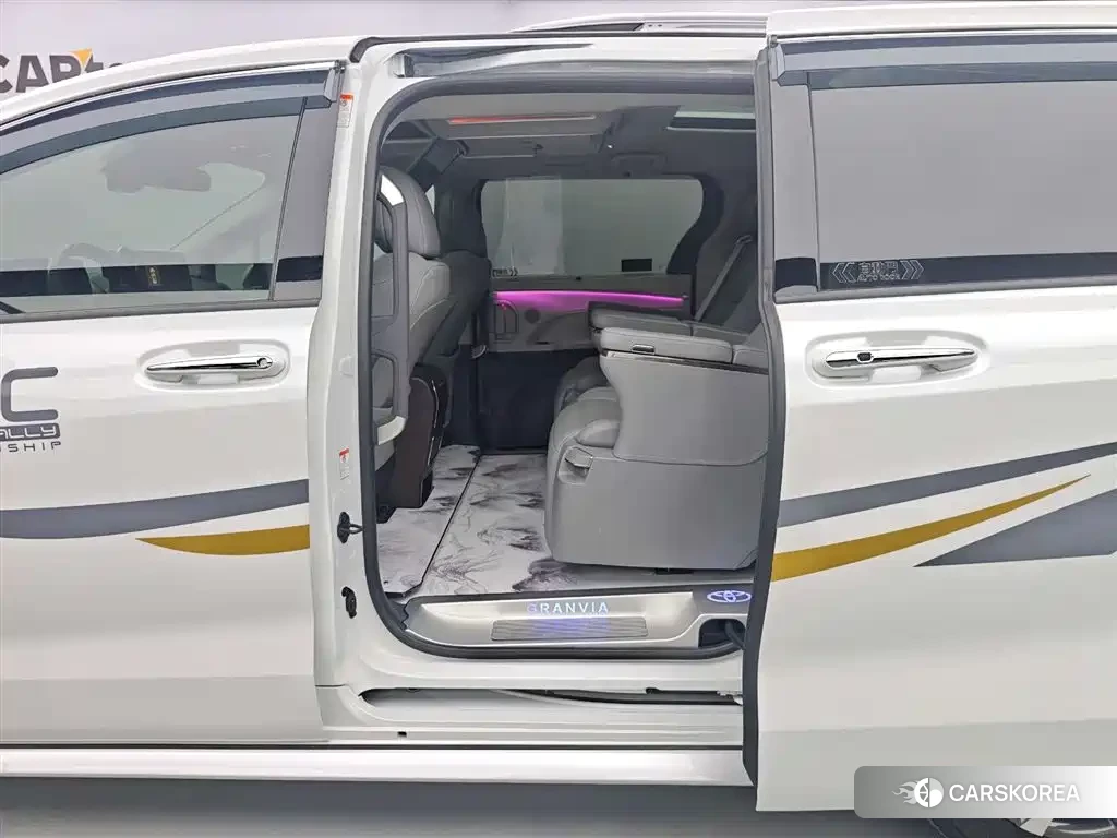 Toyota Grevia 2023 Белый из Китая, фото 5