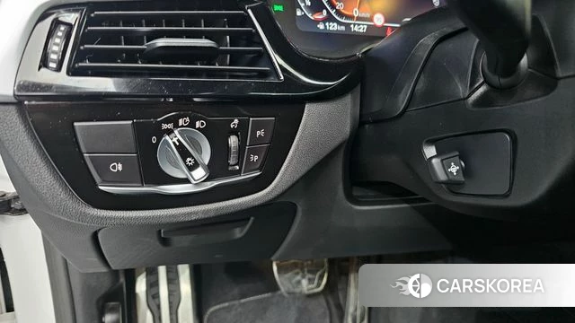 BMW 5 Series (G30) 2023 Белый из Кореи, фото 5