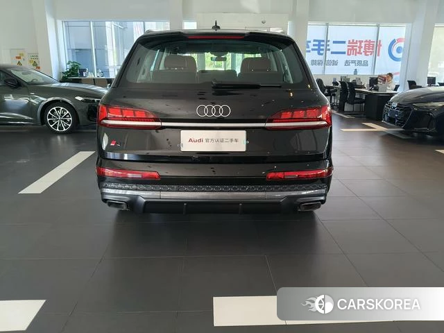 Audi Q7 2025 Черный из Китая, фото 5