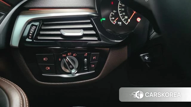 BMW 5 Series (G30) 2019 Белый из Кореи, фото 5