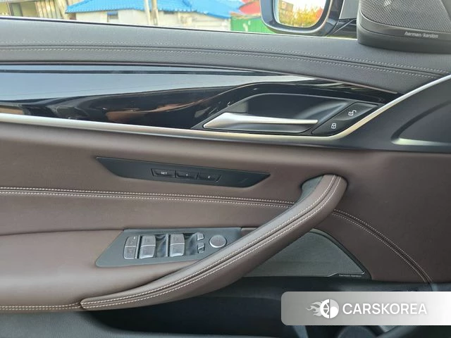 BMW 5 Series (G30) 2022 Серебристо-серый из Кореи, фото 5