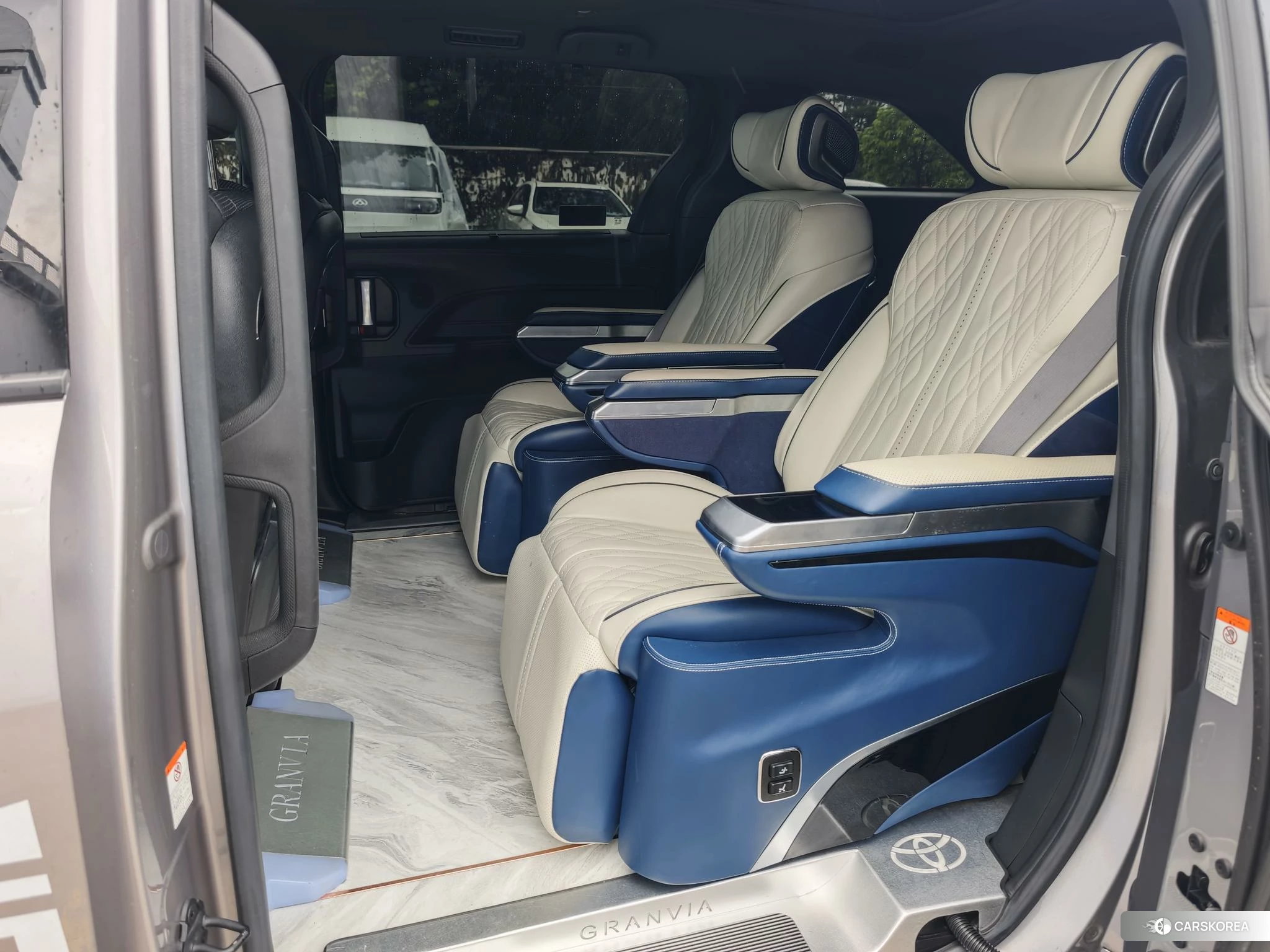 Toyota Granvia 2023 Серебристо-серый из Китая, фото 5