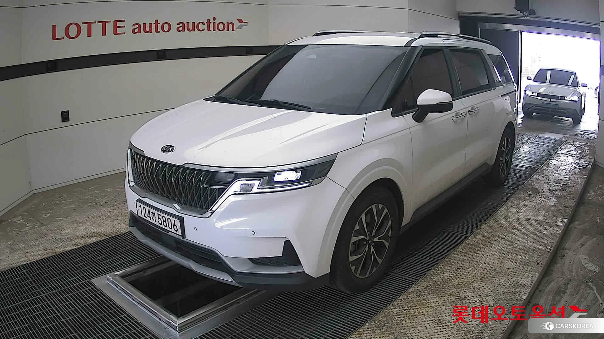 Kia Carnival 2021 Snow White Pearl (optional) из Кореи, фото 5