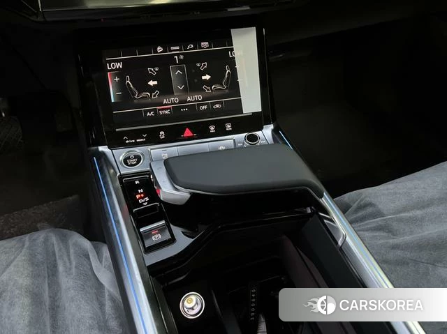 Audi e-tron 2026 Темно-серый из Китая, фото 5