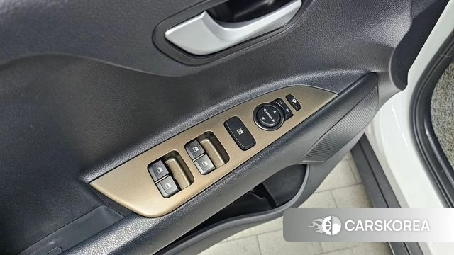 Kia Stonic 2018 Белый из Кореи, фото 5