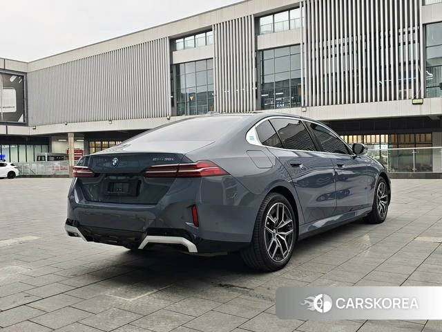 BMW i5 2024 Серебристо-серый из Китая, фото 5