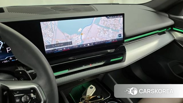 BMW 5 Series (G60) 2024 Серебристо-серый из Кореи, фото 5