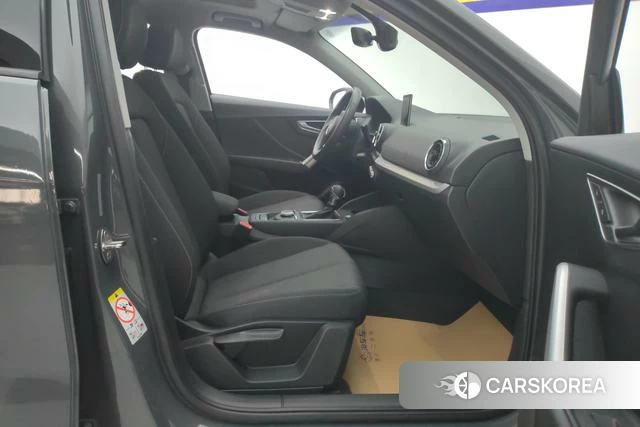 Audi Q2L 2021 Темно-серый из Китая, фото 5