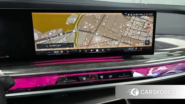 BMW 7 Series (G70) 2023 Светло-серебряный цвет из Кореи, фото 5