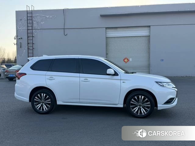 Mitsubishi  Outlander 2022 Белый из Китая, фото 5