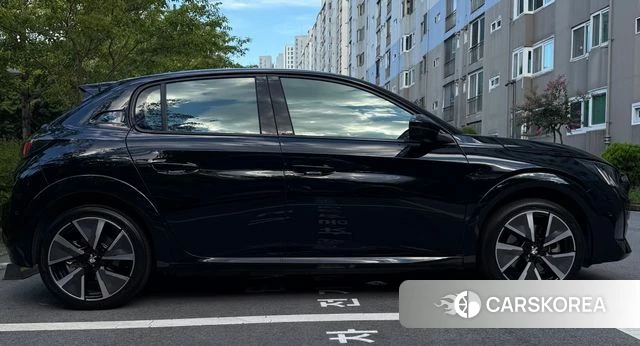 Peugeot e-208 second Generation 2022 Черный из Кореи, фото 5