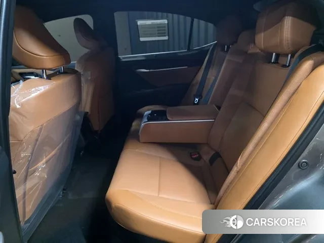 Toyota Camry (XV80) 2025 Серебристо-серый из Кореи, фото 5