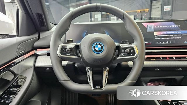 BMW 5 Series (G60) 2025 Белый из Кореи, фото 5