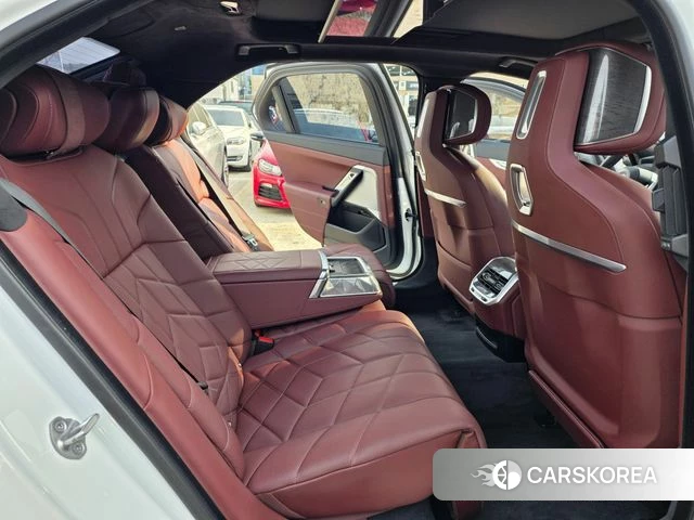 BMW 7 Series (G70) 2023 Белый из Кореи, фото 5