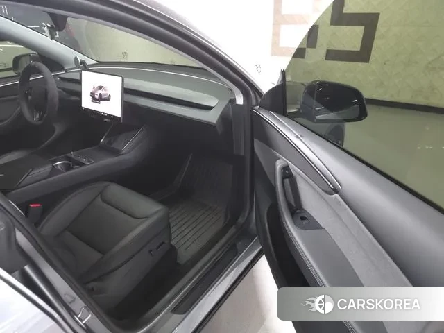 Tesla Model Y 2025 Серебряный из Кореи, фото 5