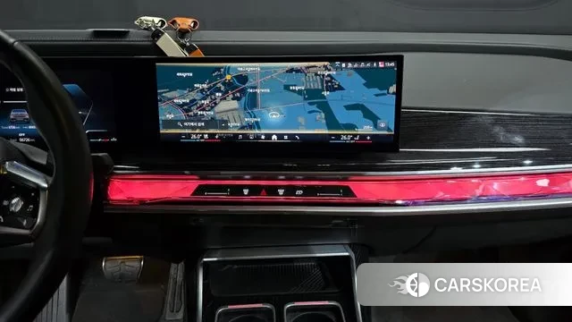 BMW 7 Series (G70) 2024 Светло-серебряный цвет из Кореи, фото 5