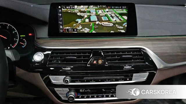 BMW 5 Series (G30) 2019 Светло-серебряный цвет из Кореи, фото 5