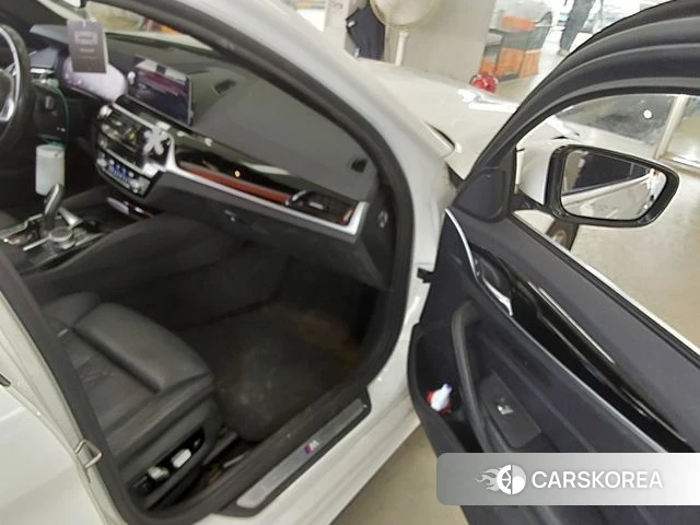 BMW 5 Series (G30) 2019 Белый из Кореи, фото 5