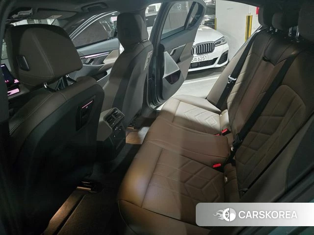 BMW 5 Series (G60) 2025 Небесно-голубой из Кореи, фото 5