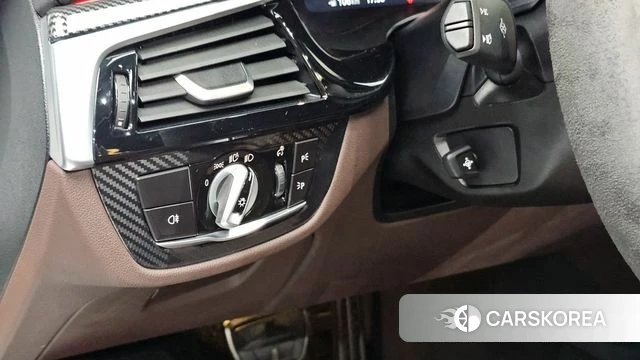 BMW 5 Series (G30) 2023 Белый из Кореи, фото 5