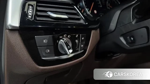 BMW 5 Series (G30) 2018 Белый из Кореи, фото 5