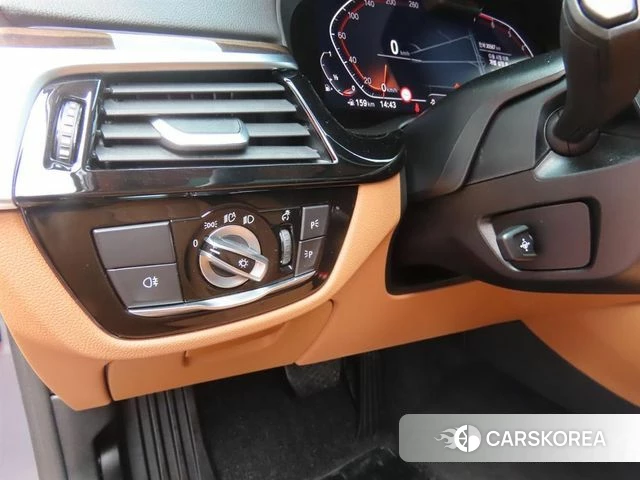 BMW 5 Series (G30) 2023 Серебристо-серый из Кореи, фото 5