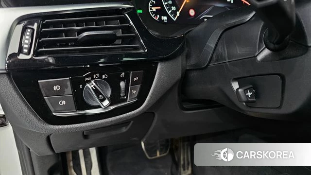 BMW 5 Series (G30) 2019 Белый из Кореи, фото 5