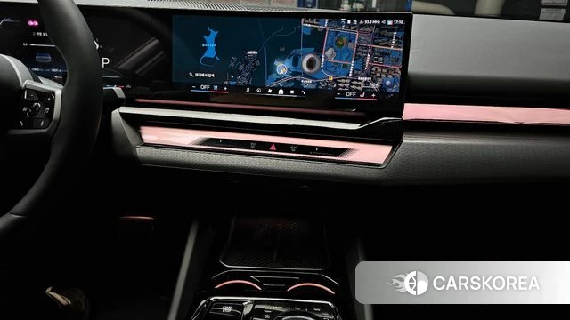 BMW 5 Series (G60) 2025 Светло-серебряный цвет из Кореи, фото 5