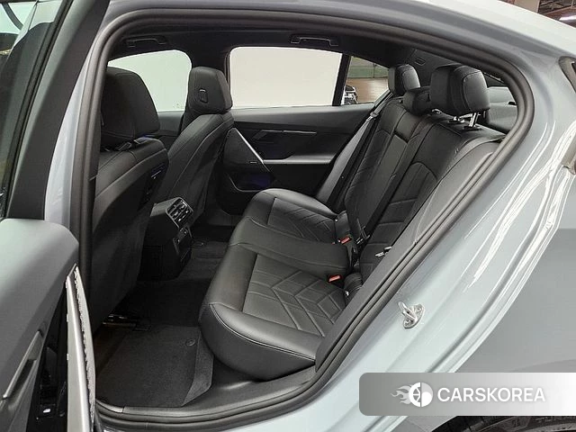 BMW 5 Series (G60) 2025 Небесно-голубой из Кореи, фото 5