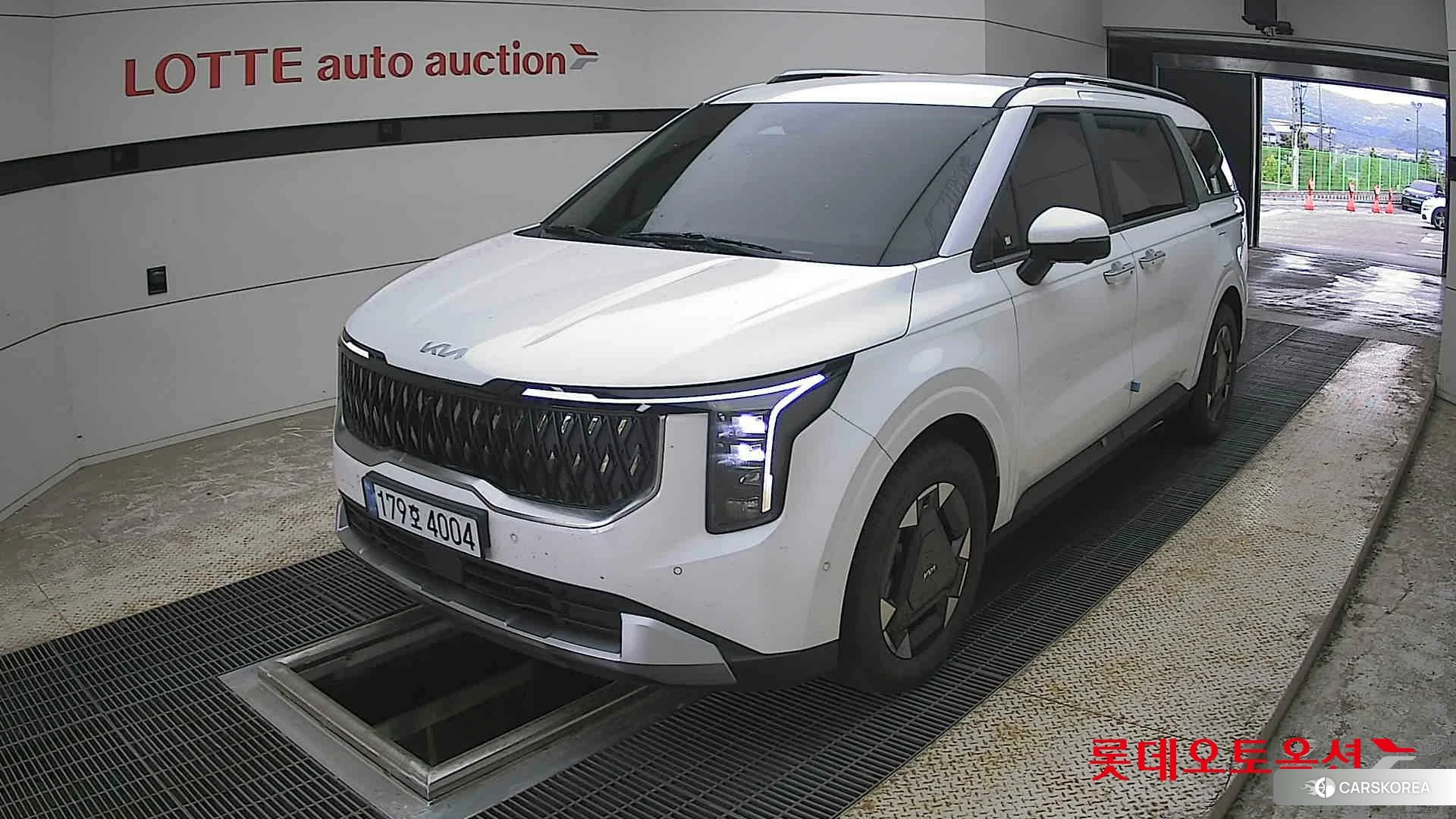 Kia Carnival Hybrid 2025 Snow White Pearl из Кореи, фото 5