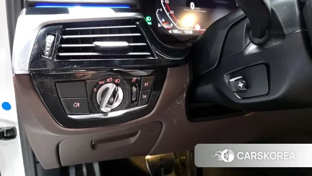 BMW 5 Series (G30) 2023 Белый из Кореи, фото 5