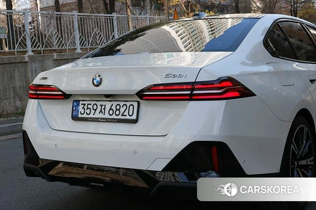 BMW 5 Series (G60) 2023 Белый из Кореи, фото 5