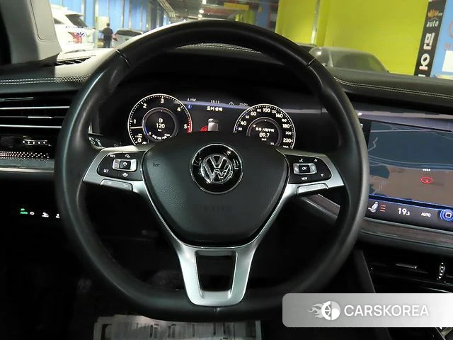 Volkswagen Touareg 3rd generation 2020 Белый из Кореи, фото 5