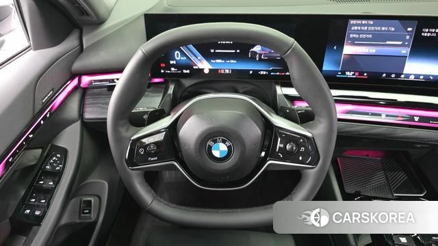 BMW 5 Series (G60) 2025 Черный из Кореи, фото 5