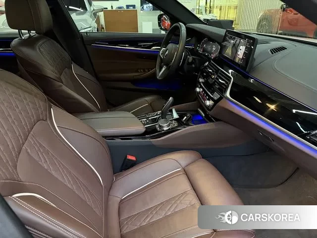 BMW 5 Series (G30) 2023 Белый из Кореи, фото 5